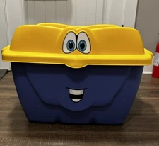 Step 2 Happy Totes Toy storage tote bin 16L eyes mouth blue yellow 2000 y2k 4100
