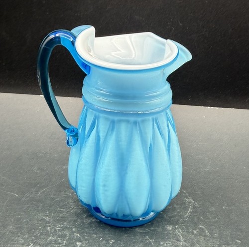 Jarra de melón de vidrio artístico con estuche azul Kanawha de colección con caño de corazón alto de 5 1/4" - Imagen 6 de 7