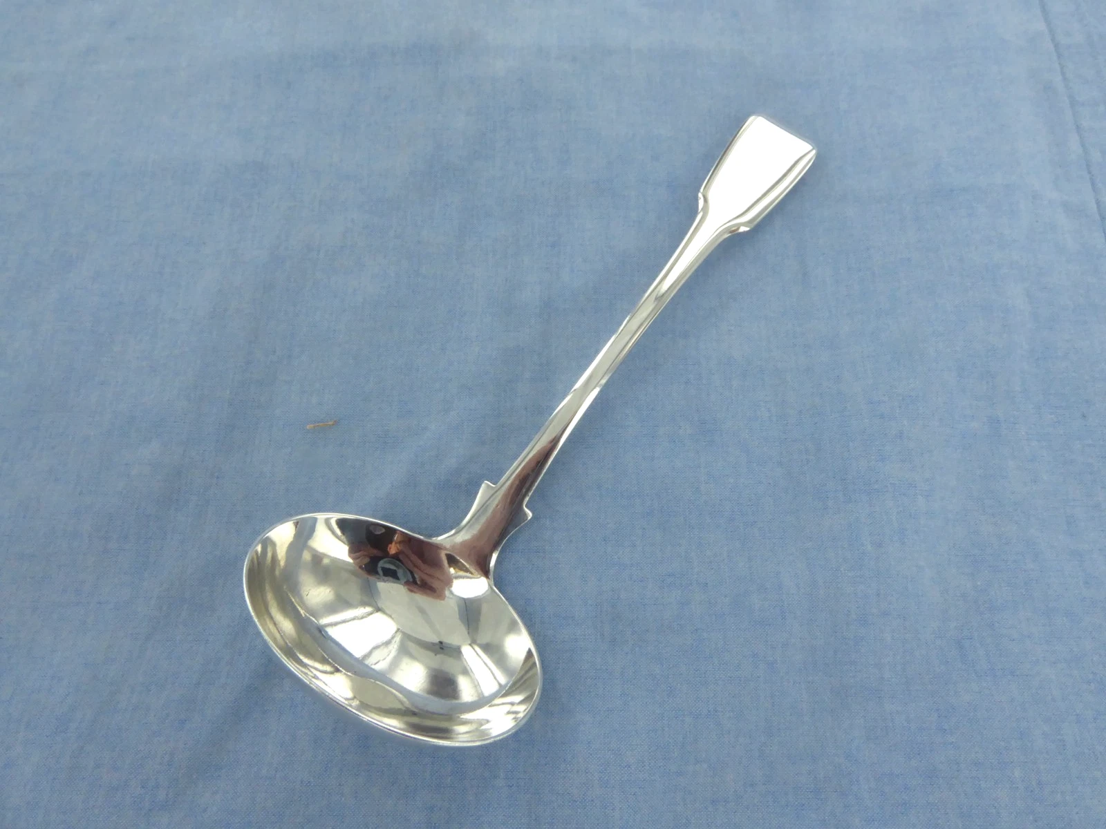AN ANTIQUE STERLING SILVER FIDDLE BACK SAUCE LADLE NEWCASTLE 1809..