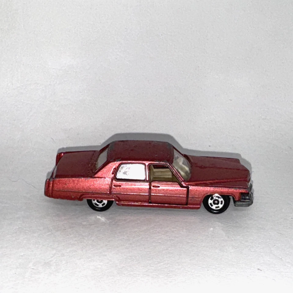 Tomy Pocket Cars F2 Cadillac Fleetwood Brougham Tomica Car 1973 1:77 rosa rosa Foto 2 de 4