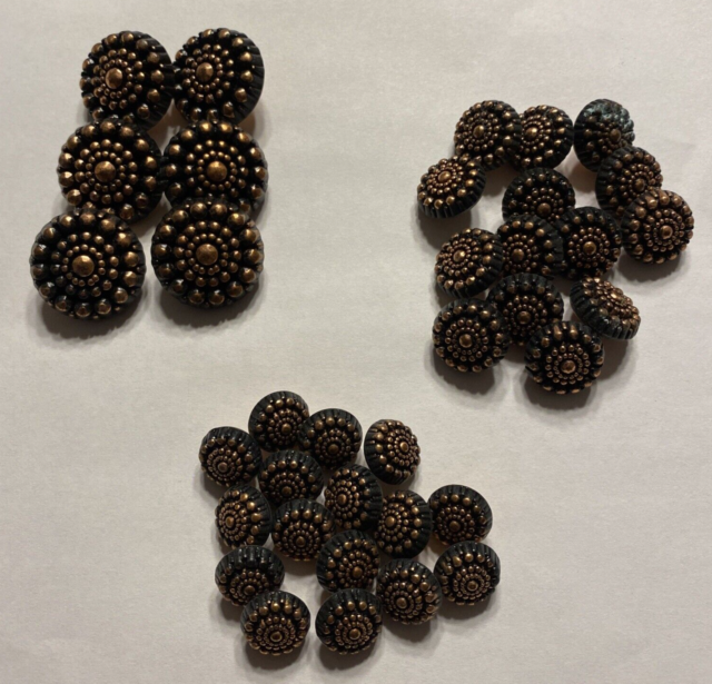 (36) Vtg Decorative Plastic Identical Sewing Buttons 3 Sizes 1/2” to 7/8” C18 (36) Vtg Decorative Plastic Identical Sewing Buttons 3 Sizes 1/2” to 7/8” C18