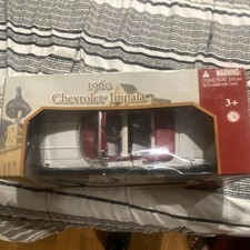 MOTORMAX 1960 Chevrolet Impala 1:18 Diecast White Car Red Interior Model