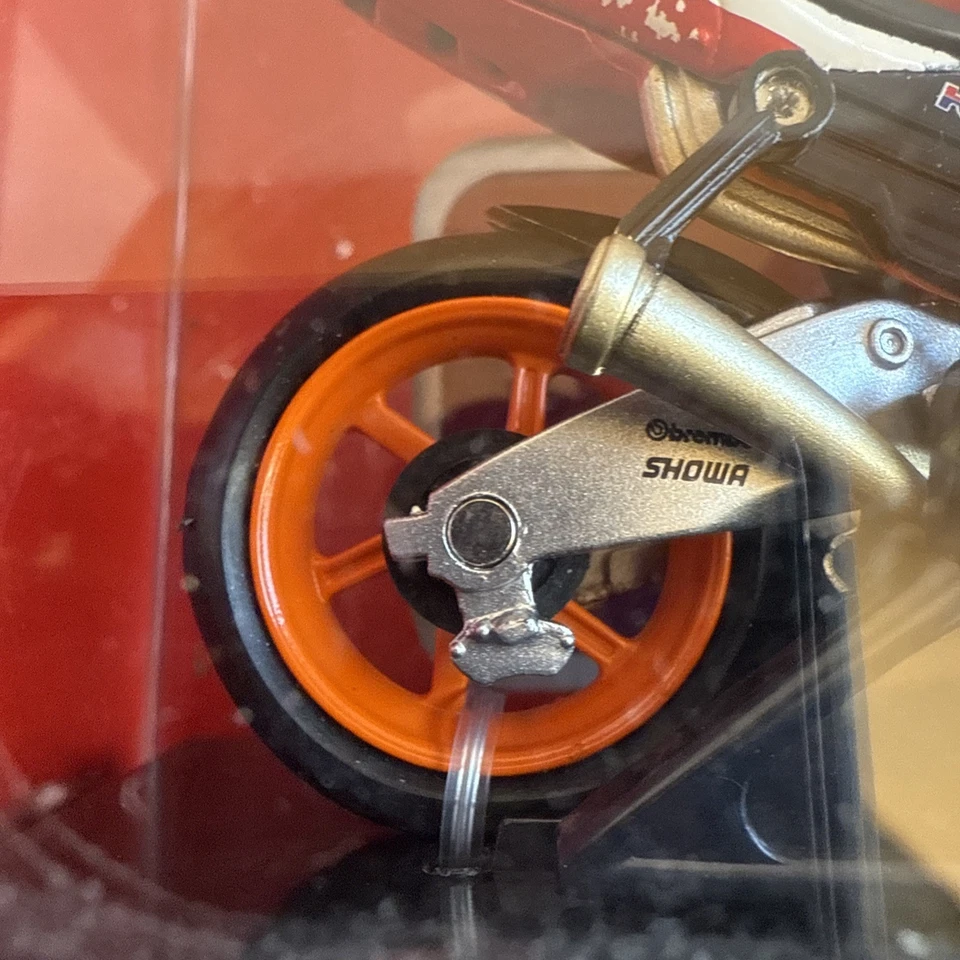 Modelo de motocicleta NewRay 1:18 Die-Cast Repsol Honda RC211V 2006 Nicky Hayden #69 Foto 4 de 4