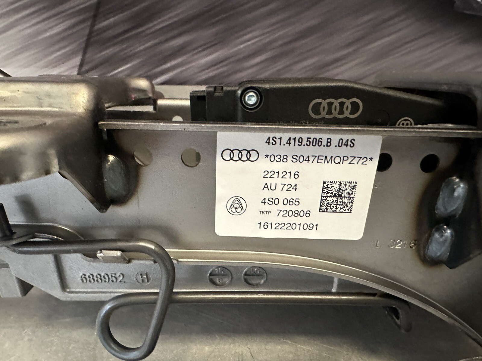 4S1419506B Audi R8 steering column
