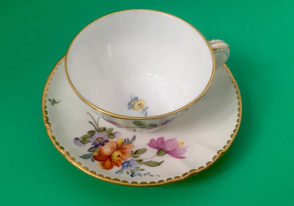 Taza de té/platillo Dresden Flowers Demitasse alemán Nymphenburg festoneado antiguo Foto 3 de 4