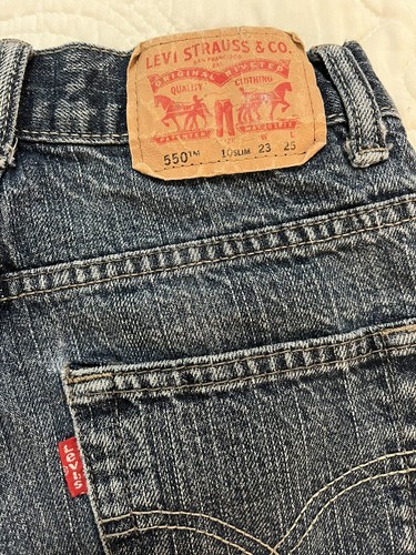 Levis Girls 550 Relaxed Denim Cut Off Shorts Size 10 Slim 100% Cotton - Picture 3 of 4