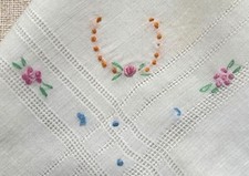VINTAGE ANTIQUE 1920s HANKY EMBROIDERED FLORALS FRENCH KNOTS PUNCHWORK SWEET