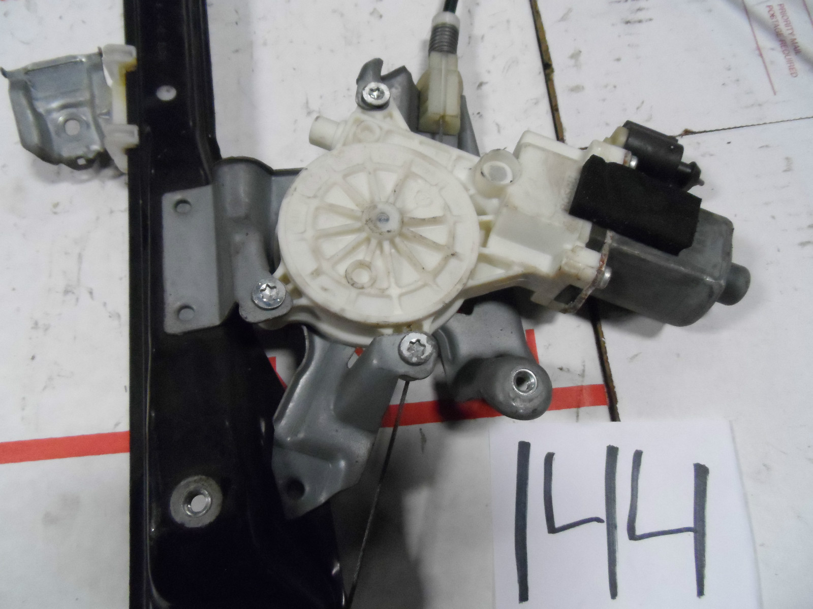 08 09 10 11 Ford Focus FRONT Passenger  Window regulator with Power motor 144