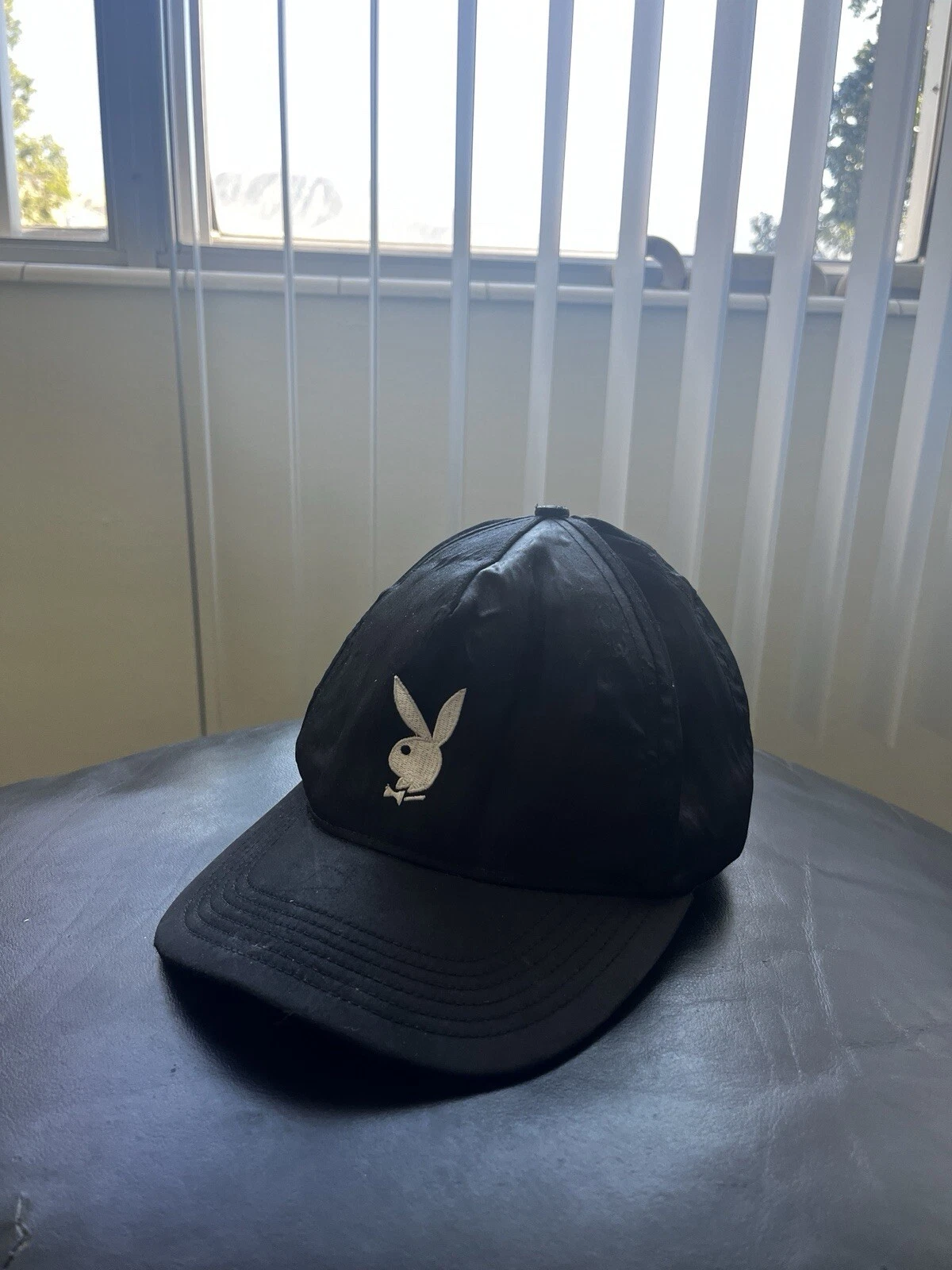 Casquette de baseball snapback noire satinée Supreme Playboy