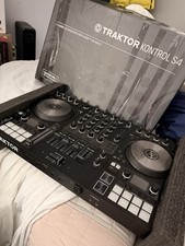 Native Instruments Traktor Kontrol S4 MK3 DJ Controller 4-Channel, 4-Deck