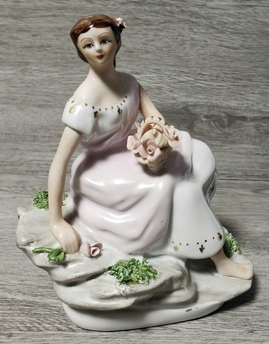 Vintage Romania APULUM Lucru Manual, Figurine Sitting Woman With Basket Of Roses - 第 1/24 張圖片