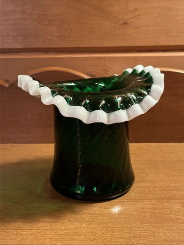 Vintage Fenton Emerald Green Glass Snow Crest Top Hat Vase 4.5”