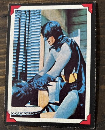 1966 Topps Batman Riddler Back #17 Cautious Caped Crusader