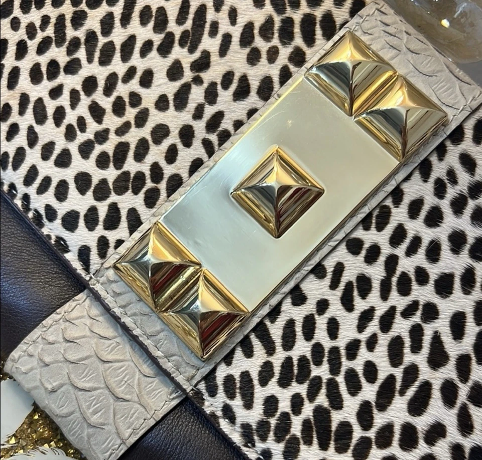Clutch Vince Camuto couro e estampa de leopardo sem alças com detalhes dourados - Imagem 3 de 4
