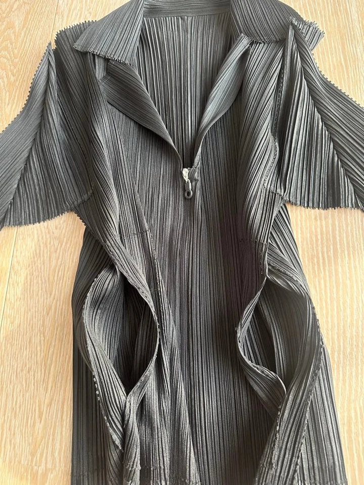 PLIEGUES USADOS [HERMOSO ESTADO] PLEASE ISSEY MIYAKE BUENOS Foto 4 de 4