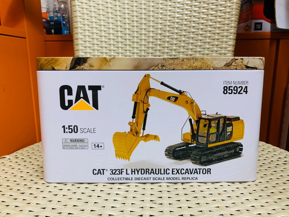 ミニカー CAT 323 Hydraulic Excavator 1:50 1:50 Cat 323 Hydraulic Excavator with 4 new work-tools