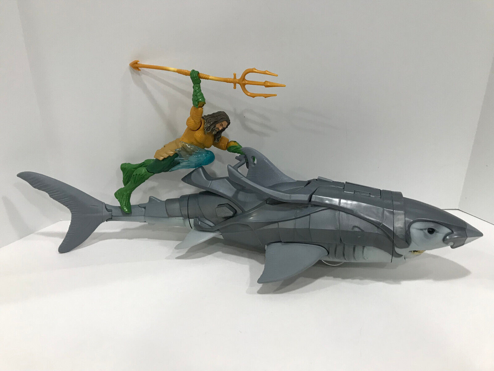 Aquaman 6-inch Aquaman & Warrior Shark Figure & Creature