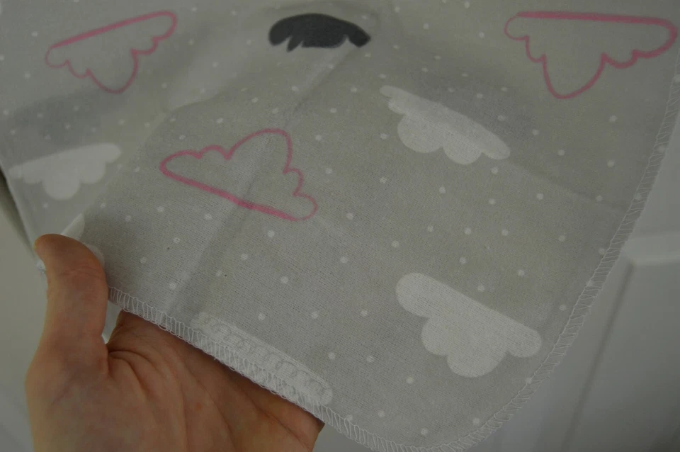 Always Loved by Rene Rofe Clouds 婴儿接收毯法兰绒灰色粉红色圆点 — 第 3/4 张图片