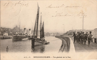 CPA 62 BOULOGNE SUR MER VUE GÉNÉRALE SUR LE PORT (HALAGE D'UN BATEAU)