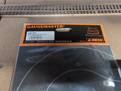 Gaugemaster GM371 80mm Wide Self-Adhesive Road Curves OO/HO Gauge - Picture 2 of 3