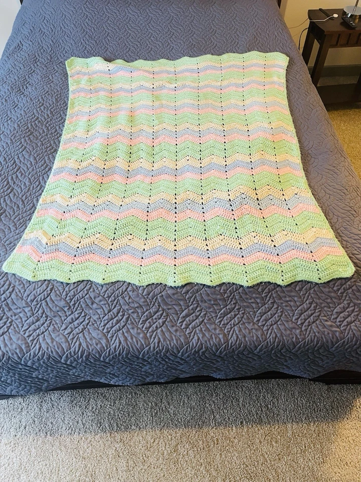 "Manta de bebé de ganchillo hecha a mano verde, azul, tostado y rosa patrón Chevron 50""x 40""" Foto 2 de 4