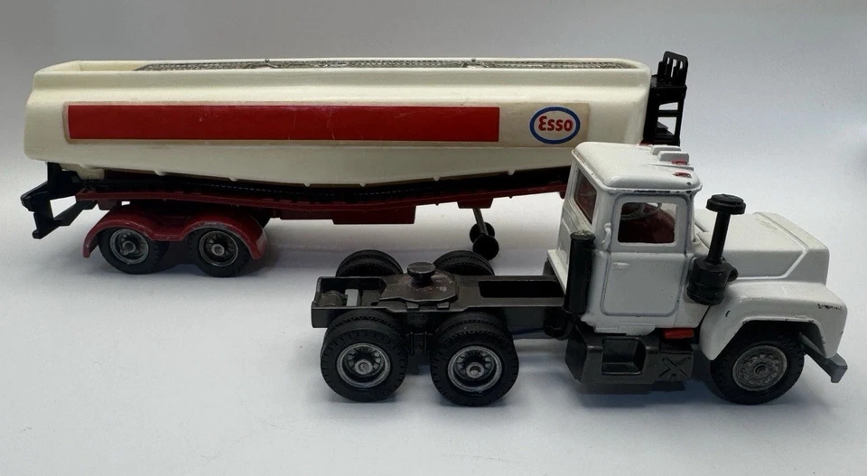 Corgi Vintage MAJOR #1152 - MACK TRUCK with ESSO TANKER TRAILER - Image 3 of 4