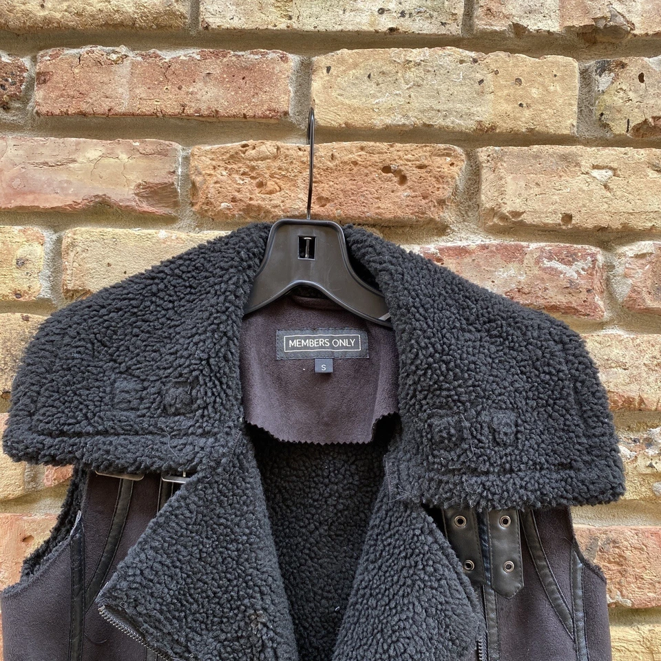 Members Only Mujeres Talla Pequeña Gamuza Forrada Chaleco Chaqueta Hebilla Sin Mangas Foto 3 de 4