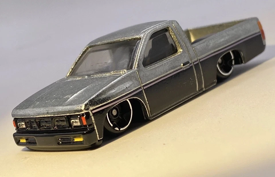 Hot Wheels🔥1993 Nissan 0z1 Hardbody Pickup ZAMAC Edition🔥-1:64 - Mp Ltd Ed — 第 3/4 张图片