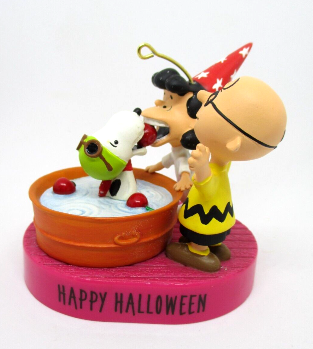 Hallmark Halloween Ornament PEANUTS 2012 BOBBING FOR APPLES TESTED n/bx