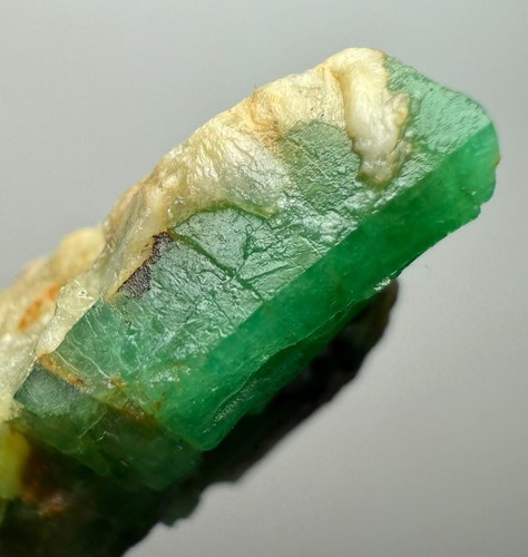Cristal esmeralda Swat natural verde superior de 13 quilates en matriz de Pakistán. - Imagen 5 de 7