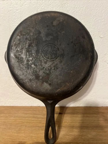 Griswold #8 Small Block Logo Early Handle Cast Iron Skillet 704J Sits flat,