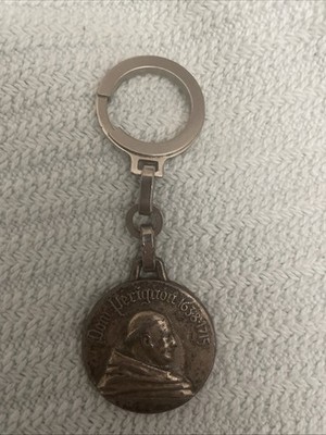 VINTAGE KEYCHAIN OLD METAL MOET & CHANDON 1743 CHAMPAGNE DOM PÉRIGNON