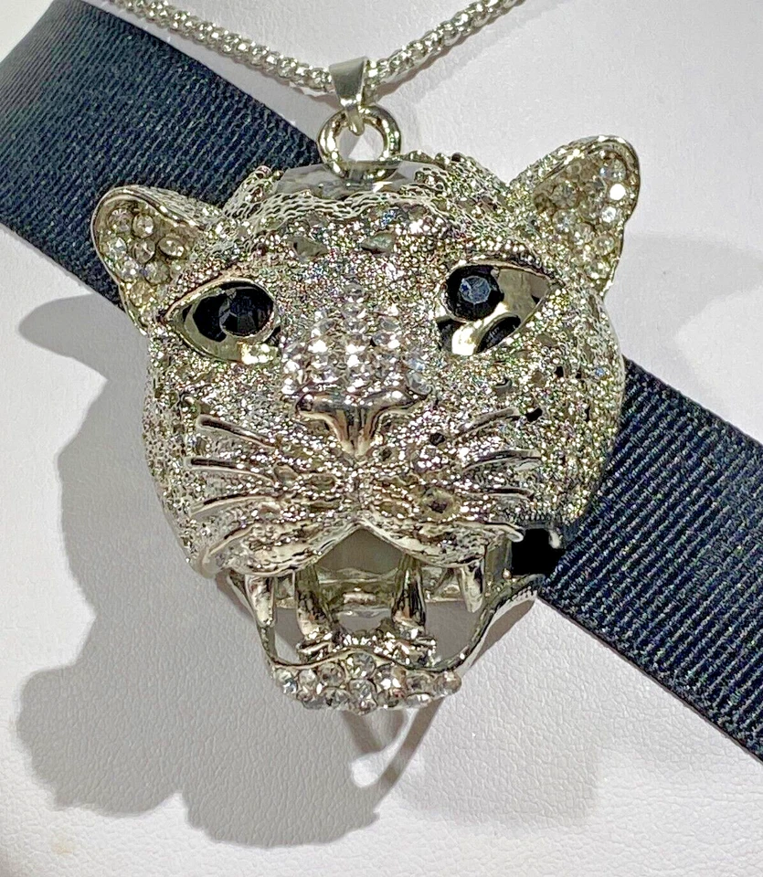 PINGENTE BETSEY JOHNSON PRATA BRILHANTE CABEÇA DE PANTERA GRANDE CENTRO CRISTAL - Imagem 4 de 4