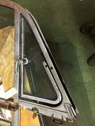 Jaguar MKX 420G Window Frame with Sundym Vent. Hinge sundym Glass vent - Picture 6 of 13