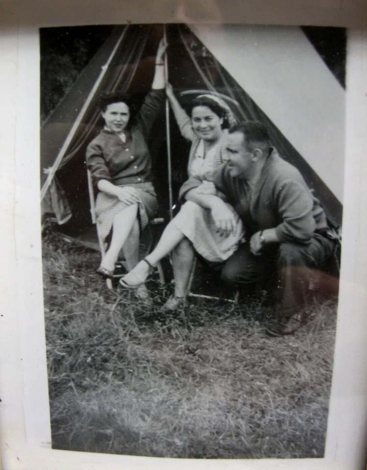 cadre ancien en bois noir/doré 9,5 X 11,5  Feuil.7 X 9 cm+verre+photo ancienne - Photo 2/4