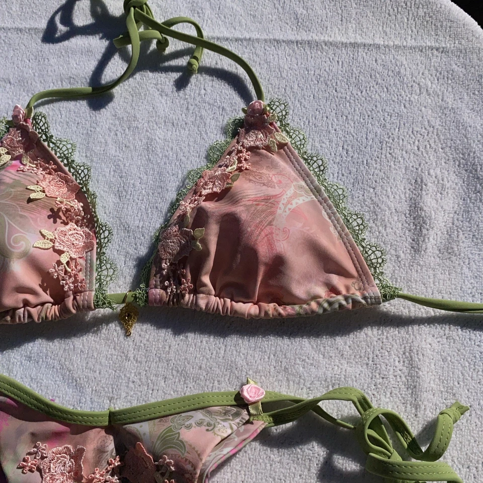 Bikini mediano bordado de encaje rosa y verde Foto 2 de 4