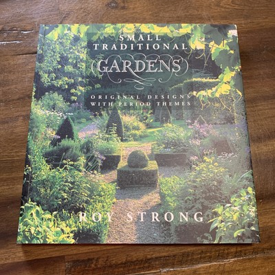 Small Traditional Gardens by Roy Strong PB