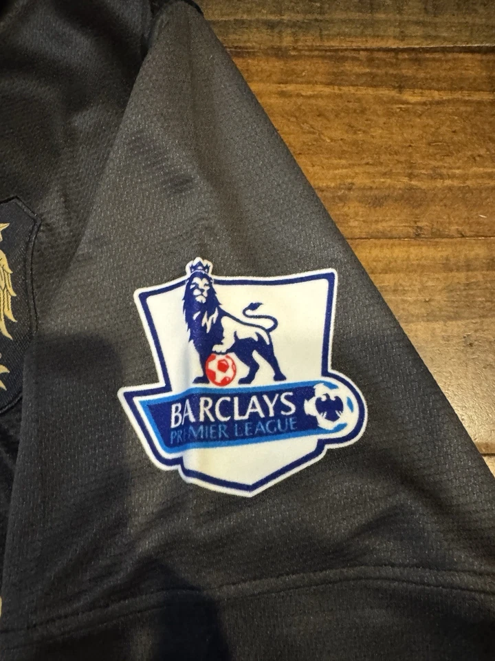 Camiseta Manchester City 2013-14 visitante negra dorada #16 Kun Agüero grande Nike Foto 3 de 4