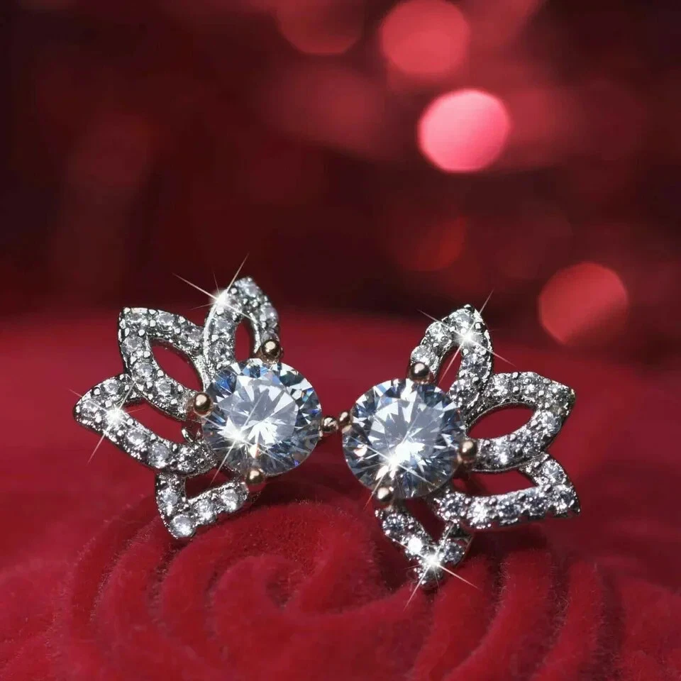 Aretes con media flor de diamantes de corte redondo creados en laboratorio acabado en oro blanco de 14K Foto 2 de 4