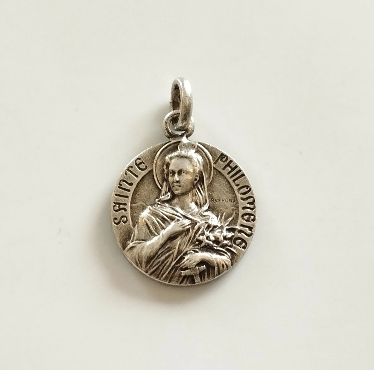 Médaille antique fine de St Philomène avec la tombe de Médaille antique fine de St Philomène avec la tombe de