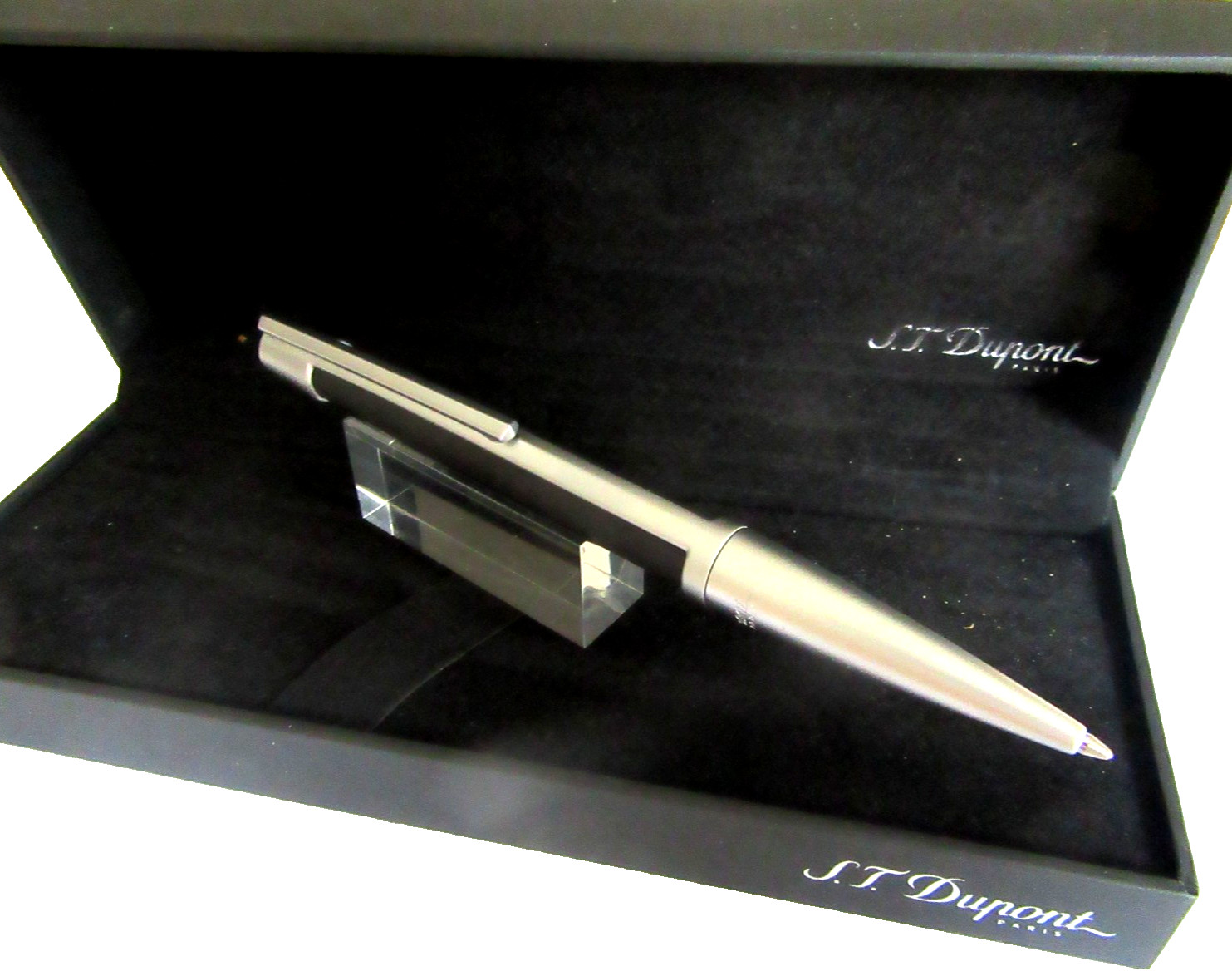 Stylo bille S.T. Dupont Défi noir et chrome, l'excellence de l'écriture de luxe française
