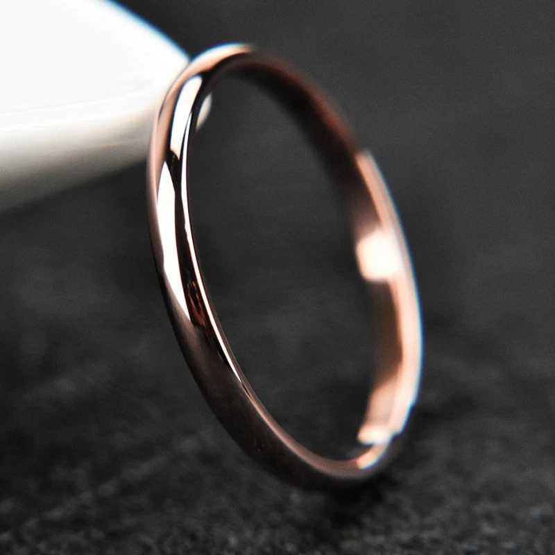 Anillo de compromiso de banda redonda lisa de eternidad de 1,5 mm enchapado en oro rosa 14 K Foto 4 de 4