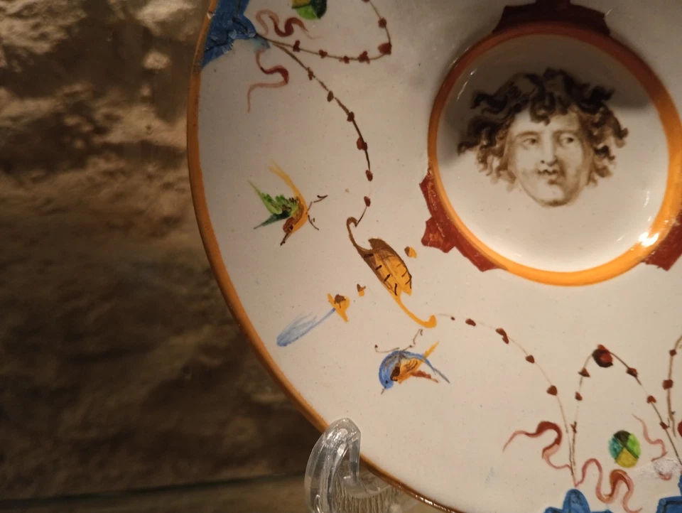 Antico Piattino ceramica Achille Lodovico Farina Faenza 1881 Firmato con Stella  - Immagine 3 di 4