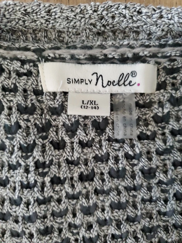 Suéter Simply Noelle Boutique Con Gancho Delantero Talla L/xl Gris Y Negro... Foto 3 de 4