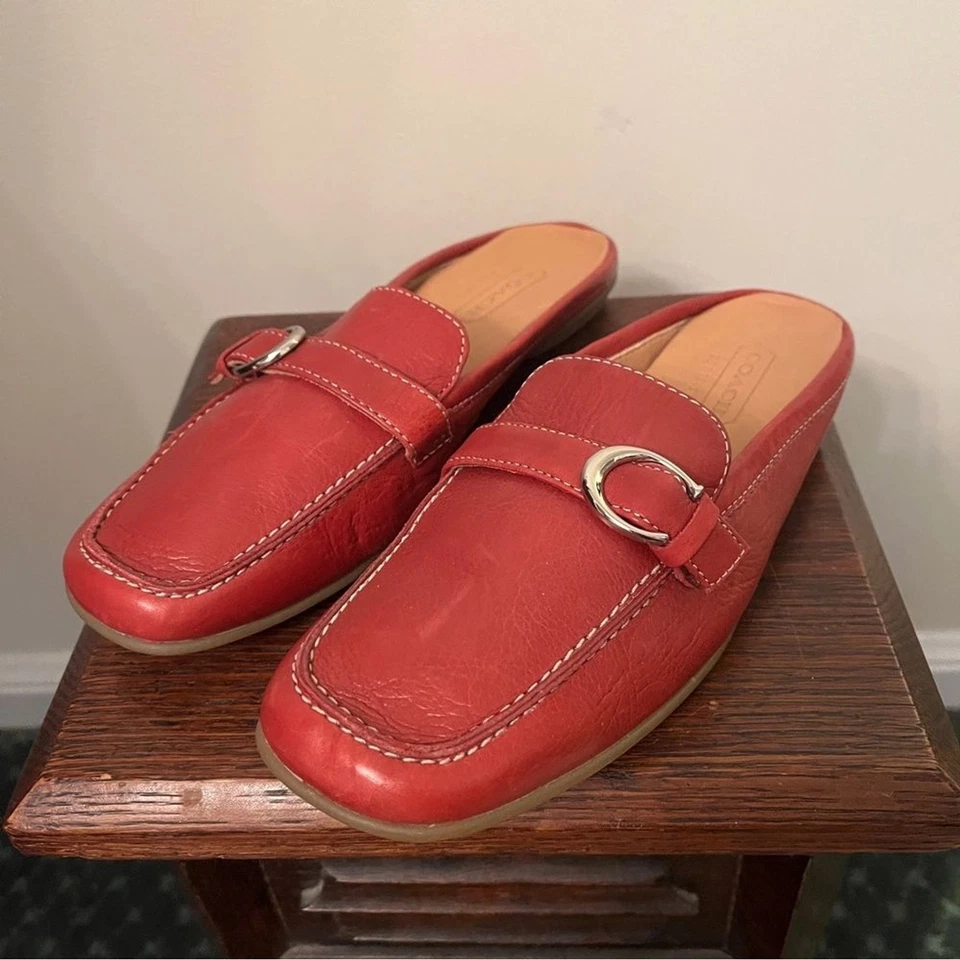 Mocassim mulas Coach couro pebbled vermelho logotipo prata