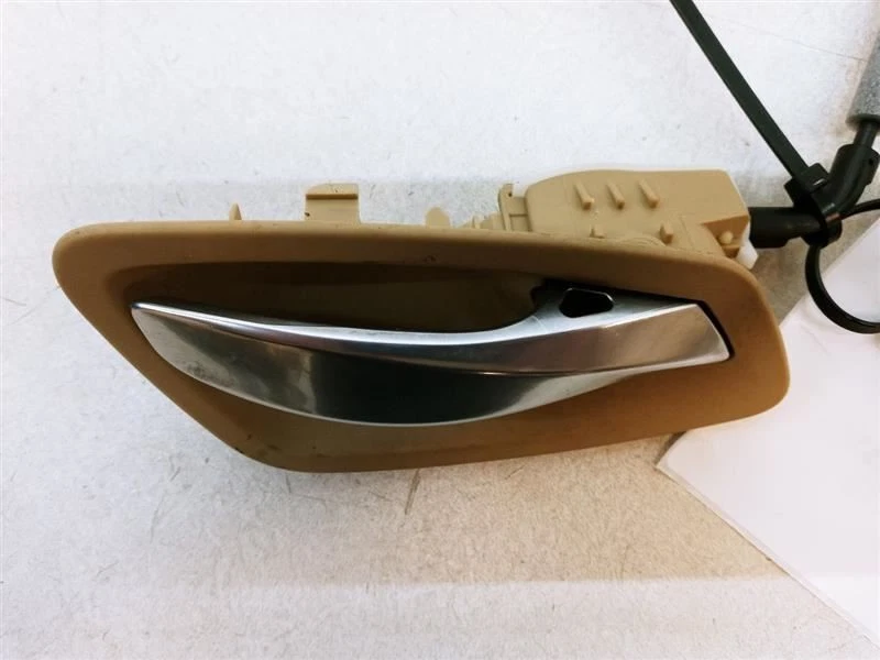 BMW 325xi 2006 conductor delantero izquierdo interior manija de puerta OEM usado Foto 2 de 4