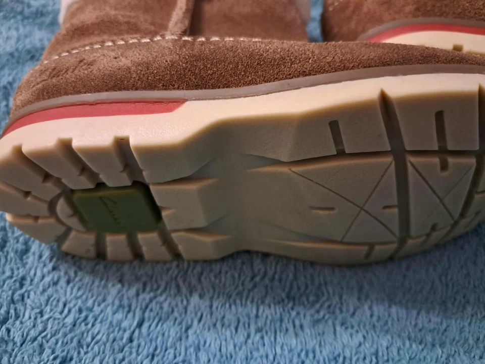 Botas de gamuza Clarks para bebé niña talla 6 (crebilla lateral) Foto 4 de 4