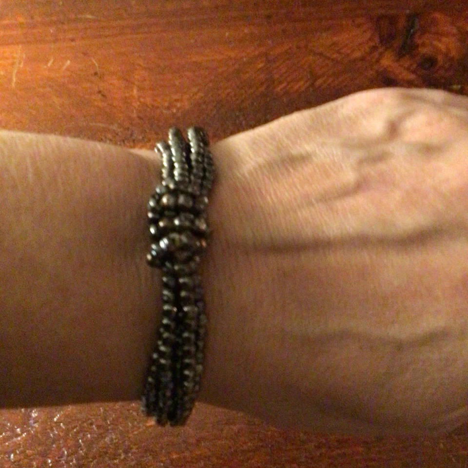 Pulsera anudada de hematita de varios hilos Foto 2 de 3