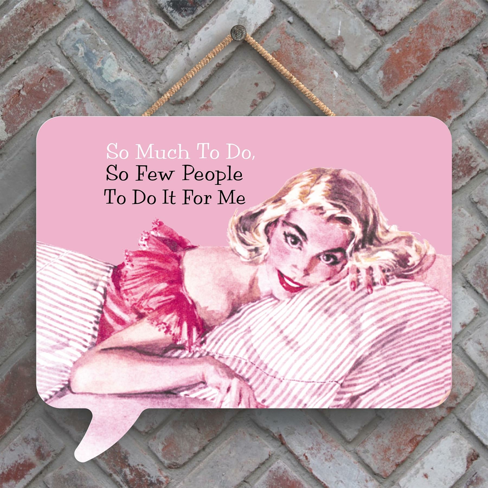 SO MUCH TO DO HUMOUROUS PIN UP THEMED SPEECH BUBBLE SHAPED WOODEN HANGING PLAQUE