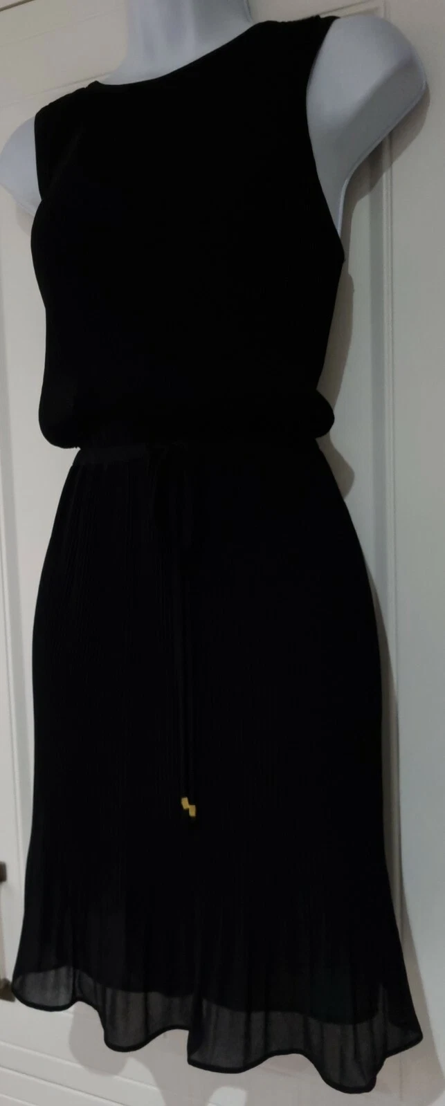 Abito donna Michael Kors nero fine pieghe senza maniche cravatta in vita occasione 8 nuovo.